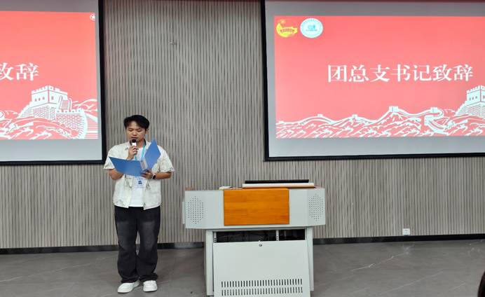 人们站在一起
低可信度描述已自动生成