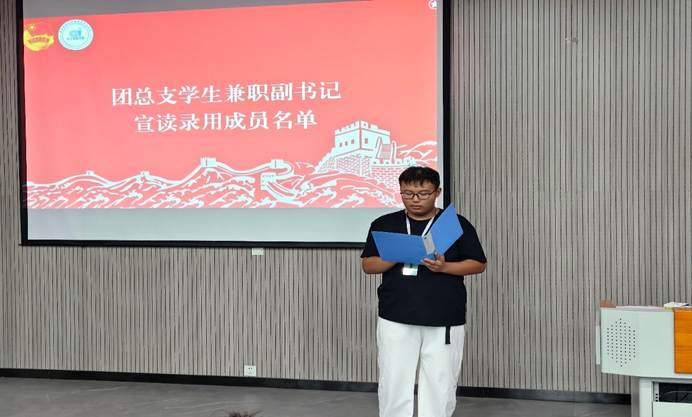 人站在墙边
中度可信度描述已自动生成