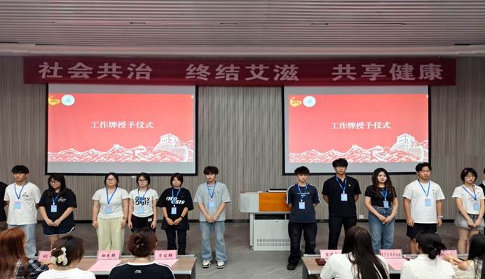 一群人在台上演讲
描述已自动生成