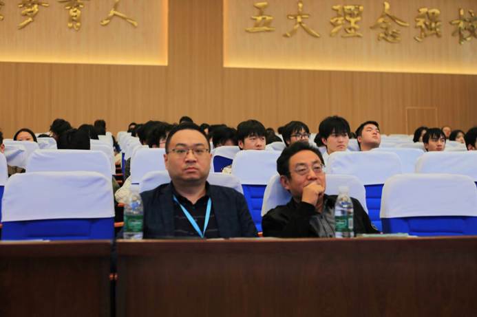 会议室里的人们
AI 生成的内容可能不正确。